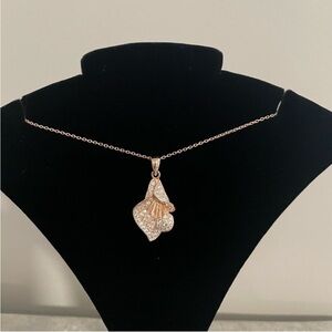 Elegant Gold Pendant Necklace